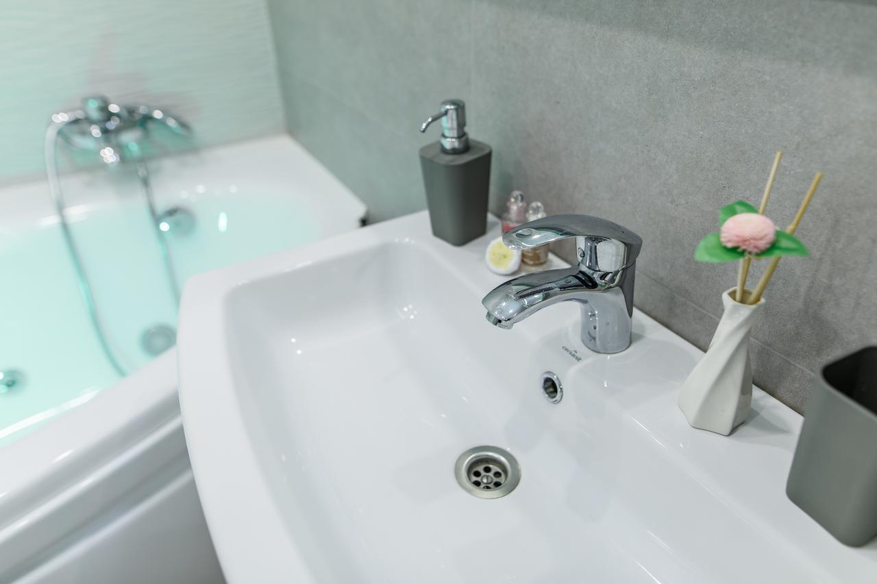 Studio Suite Near Lake With Jacuzzi Сумы Экстерьер фото